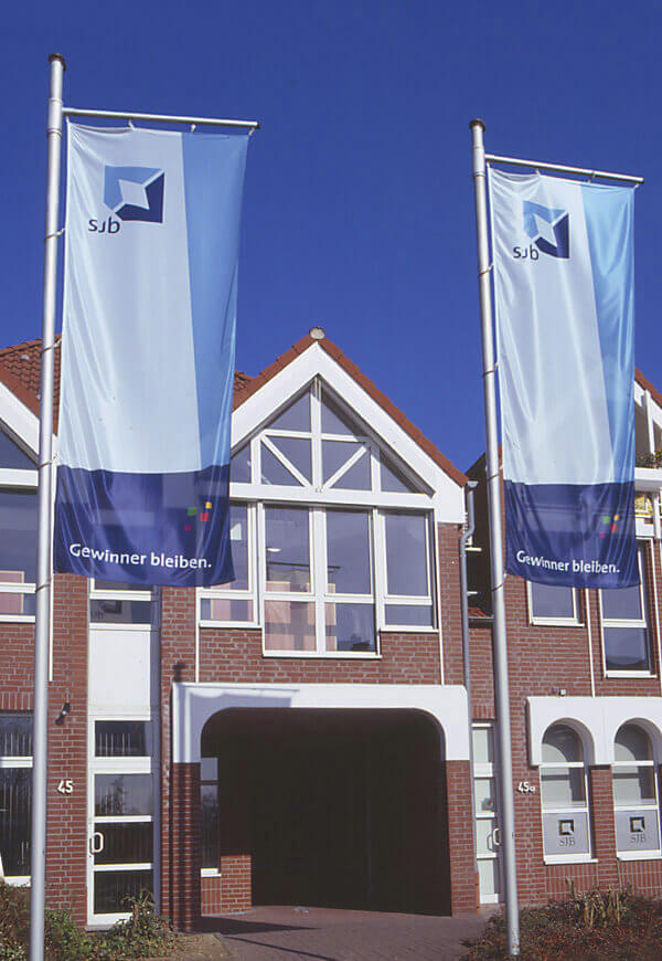sjb_haus-und-flaggen_seminare_600x870