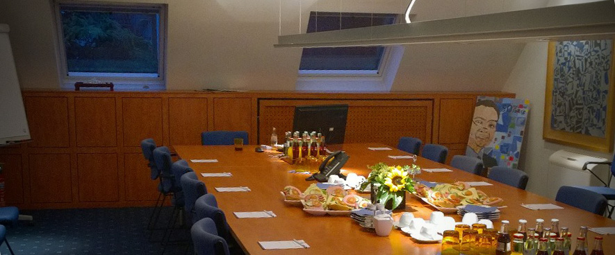 sjb_seminare_konferenzraum_eingedeckt_01