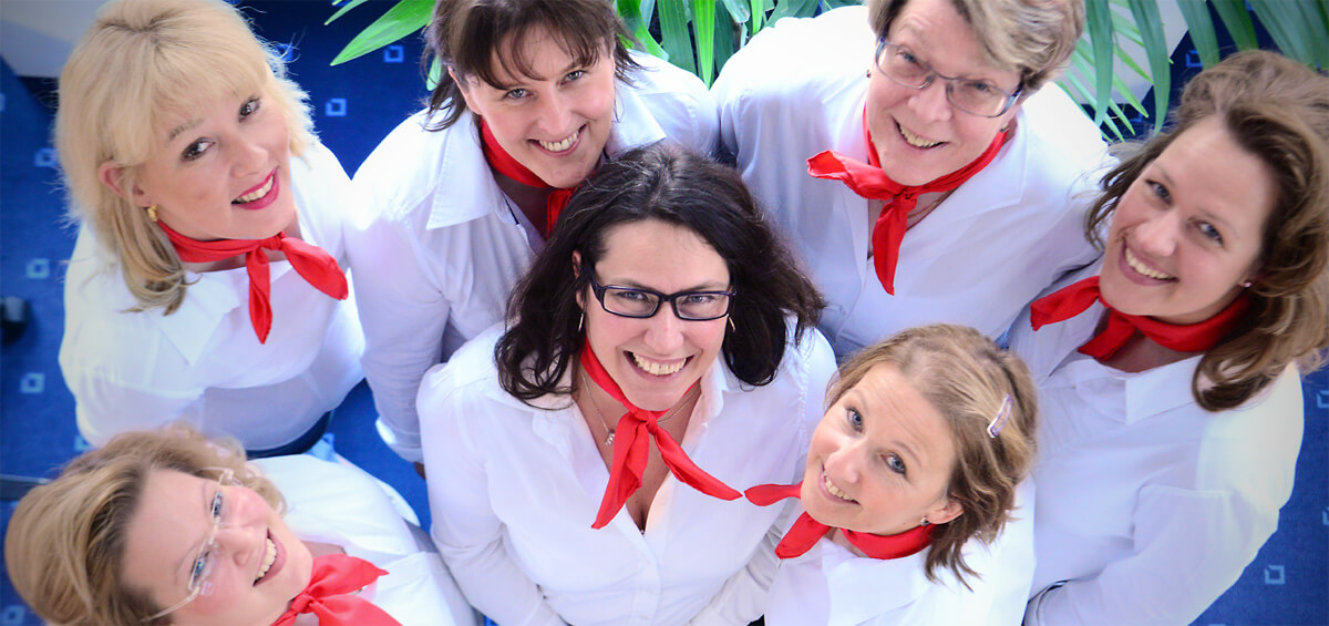 sjb_teambild_frauen_rotes_halstuch